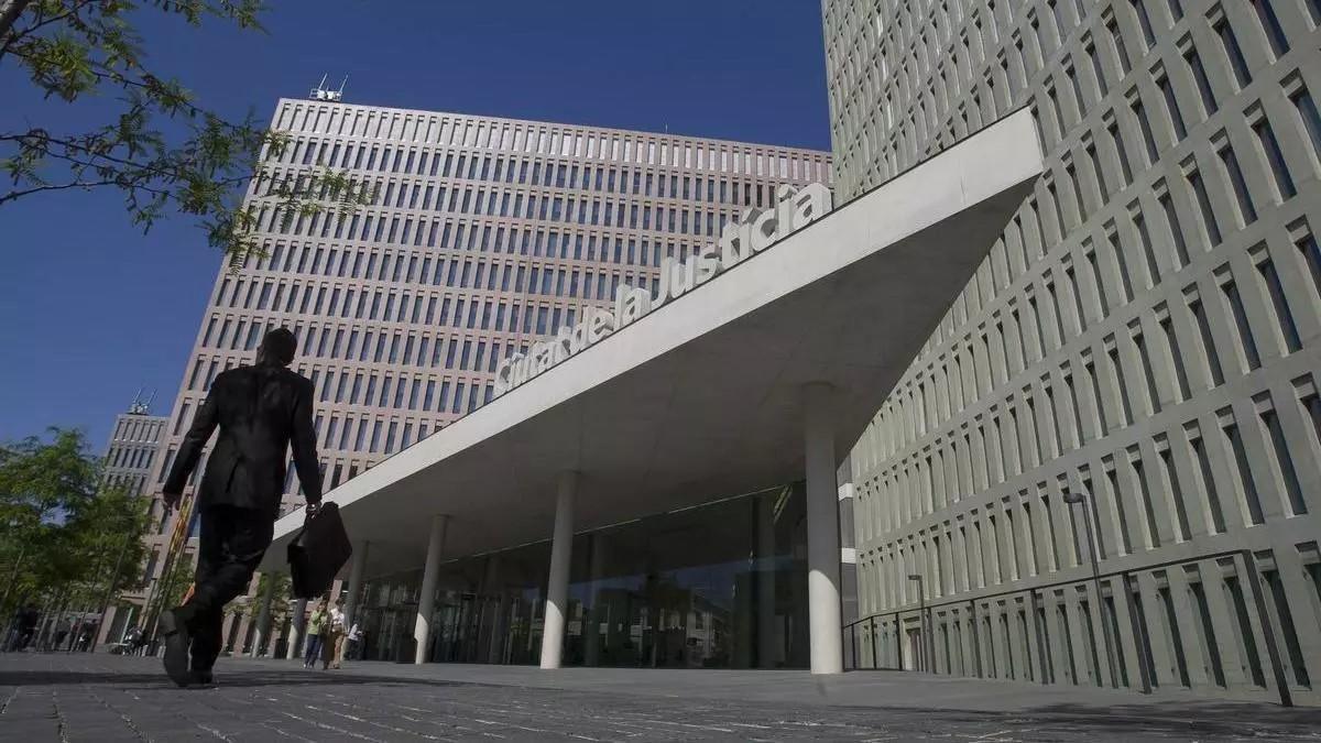 Resolución judicial — exoneración de deuda pública